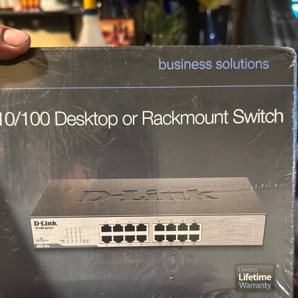 D-Link Gray 16-Port 10/100 Desktop or Rackmount Switch - Picture 8 of 9